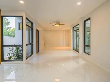 Newly built single house, modern minimalist style, 3 bedrooms, Tha Wang Tan area, spacious area, modern design, near Chiang Mai city, near Big C, near