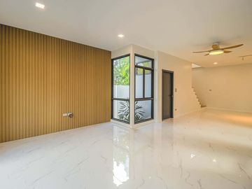 Newly built single house, modern minimalist style, 3 bedrooms, Tha Wang Tan area, spacious area, modern design, near Chiang Mai city, near Big C, near