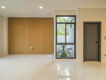 Newly built single house, modern minimalist style, 3 bedrooms, Tha Wang Tan area, spacious area, modern design, near Chiang Mai city, near Big C, near