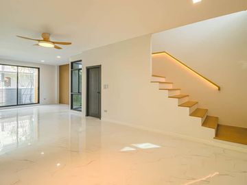 Newly built single house, modern minimalist style, 3 bedrooms, Tha Wang Tan area, spacious area, modern design, near Chiang Mai city, near Big C, near