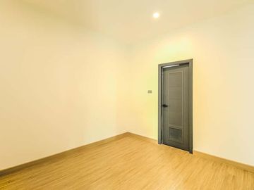 Newly built single house, modern minimalist style, 3 bedrooms, Tha Wang Tan area, spacious area, modern design, near Chiang Mai city, near Big C, near