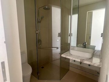 🏡 FOR SALE 📍 M Residences New Manila, Brgy. Immaculate Concepcion, Quezon City