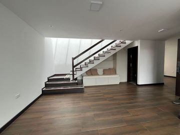 CASA MODERNA POR ESTRENAR EN VENTA SECTOR ORDOÑEZ LASSO