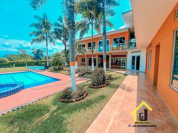 SE VENDE LUJOSA CASA CAMPESTRE CERCA A MANIZALES
