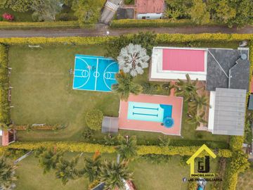 SE VENDE LUJOSA CASA CAMPESTRE CERCA A MANIZALES