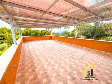 SE VENDE LUJOSA CASA CAMPESTRE CERCA A MANIZALES