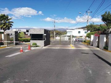 CASA DOS PISOS -SE ENTREGARÁ EN MAYO - URB. LOS ALMENDROS - CUMBAYA