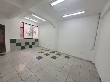 VENTA DE OFICINA ADMINISTRATIVA O CONSULTORIO EN AV ARENALES - LINCE