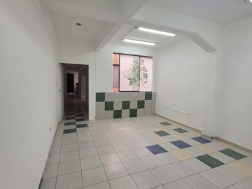 VENTA DE OFICINA ADMINISTRATIVA O CONSULTORIO EN AV ARENALES - LINCE