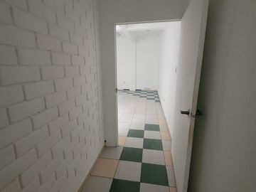 VENTA DE OFICINA ADMINISTRATIVA O CONSULTORIO EN AV ARENALES - LINCE