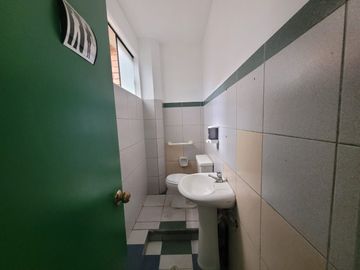 VENTA DE OFICINA ADMINISTRATIVA O CONSULTORIO EN AV ARENALES - LINCE