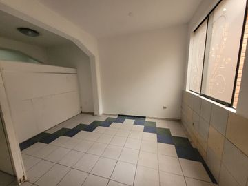 VENTA DE OFICINA ADMINISTRATIVA O CONSULTORIO EN AV ARENALES - LINCE