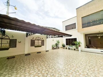 En Venta Casa Lujosa con 6 Habitaciones y piscina en Portoviejo, Manabí