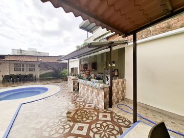 En Venta Casa Lujosa con 6 Habitaciones y piscina en Portoviejo, Manabí