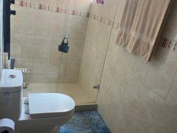 VENTA CASA DE DOS PLANTAS EN CONDOMINIO EN LAS MERCEDES