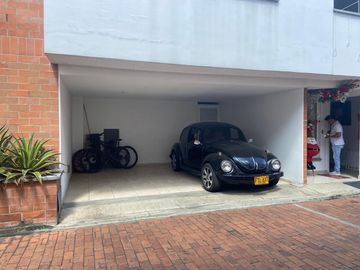 VENTA CASA DE DOS PLANTAS EN CONDOMINIO EN LAS MERCEDES