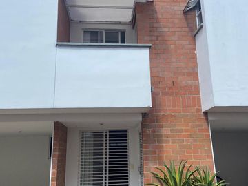 VENTA CASA DE DOS PLANTAS EN CONDOMINIO EN LAS MERCEDES