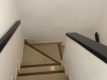 VENTA CASA DE DOS PLANTAS EN CONDOMINIO EN LAS MERCEDES