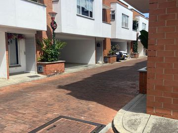 VENTA CASA DE DOS PLANTAS EN CONDOMINIO EN LAS MERCEDES