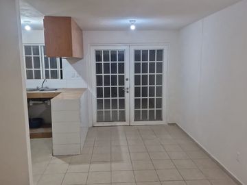 CASA EN HEROES DE LEÓN, AL SUR DE LA CIUDAD