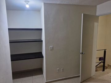 CASA EN HEROES DE LEÓN, AL SUR DE LA CIUDAD