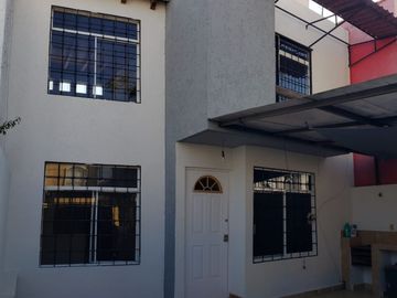 Excelente oportunidad, super ubicadísima, a 1 cuadra del Nuevo Hospital General de Qro, 3 recamaras, 2.5 baños, sala de TV