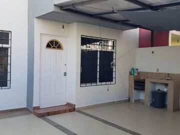 Excelente oportunidad, super ubicadísima, a 1 cuadra del Nuevo Hospital General de Qro, 3 recamaras, 2.5 baños, sala de TV
