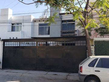 Excelente oportunidad, super ubicadísima, a 1 cuadra del Nuevo Hospital General de Qro, 3 recamaras, 2.5 baños, sala de TV