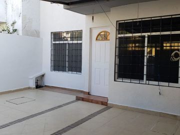 Excelente oportunidad, super ubicadísima, a 1 cuadra del Nuevo Hospital General de Qro, 3 recamaras, 2.5 baños, sala de TV