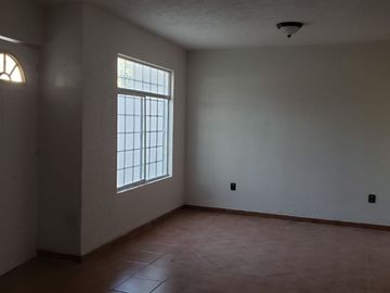 Excelente oportunidad, super ubicadísima, a 1 cuadra del Nuevo Hospital General de Qro, 3 recamaras, 2.5 baños, sala de TV