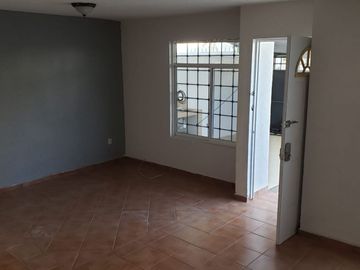 Excelente oportunidad, super ubicadísima, a 1 cuadra del Nuevo Hospital General de Qro, 3 recamaras, 2.5 baños, sala de TV