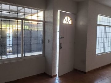 Excelente oportunidad, super ubicadísima, a 1 cuadra del Nuevo Hospital General de Qro, 3 recamaras, 2.5 baños, sala de TV