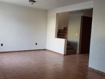 Excelente oportunidad, super ubicadísima, a 1 cuadra del Nuevo Hospital General de Qro, 3 recamaras, 2.5 baños, sala de TV