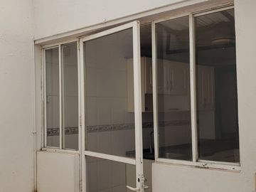 Excelente oportunidad, super ubicadísima, a 1 cuadra del Nuevo Hospital General de Qro, 3 recamaras, 2.5 baños, sala de TV