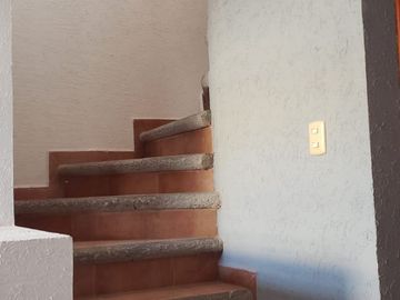 Excelente oportunidad, super ubicadísima, a 1 cuadra del Nuevo Hospital General de Qro, 3 recamaras, 2.5 baños, sala de TV