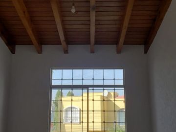 Excelente oportunidad, super ubicadísima, a 1 cuadra del Nuevo Hospital General de Qro, 3 recamaras, 2.5 baños, sala de TV