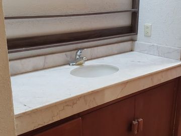Excelente oportunidad, super ubicadísima, a 1 cuadra del Nuevo Hospital General de Qro, 3 recamaras, 2.5 baños, sala de TV