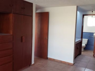 Excelente oportunidad, super ubicadísima, a 1 cuadra del Nuevo Hospital General de Qro, 3 recamaras, 2.5 baños, sala de TV