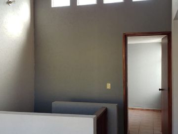Excelente oportunidad, super ubicadísima, a 1 cuadra del Nuevo Hospital General de Qro, 3 recamaras, 2.5 baños, sala de TV