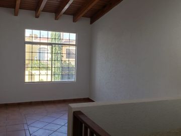 Excelente oportunidad, super ubicadísima, a 1 cuadra del Nuevo Hospital General de Qro, 3 recamaras, 2.5 baños, sala de TV