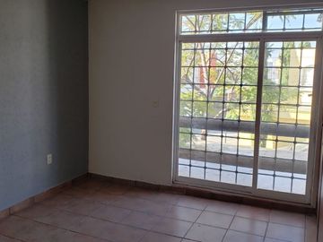 Excelente oportunidad, super ubicadísima, a 1 cuadra del Nuevo Hospital General de Qro, 3 recamaras, 2.5 baños, sala de TV