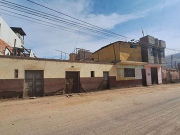 VENTA DE CASA CONSIDERADA TERRENO A UNA CUADRA DE LA AV. INDUSTRIAL FRENTE A CASA DE TAPIZ- TACNA.