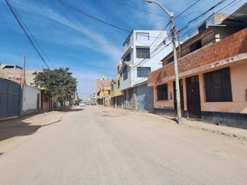 VENTA DE CASA CONSIDERADA TERRENO A UNA CUADRA DE LA AV. INDUSTRIAL FRENTE A CASA DE TAPIZ- TACNA.