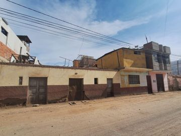VENTA DE CASA CONSIDERADA TERRENO A UNA CUADRA DE LA AV. INDUSTRIAL FRENTE A CASA DE TAPIZ- TACNA.