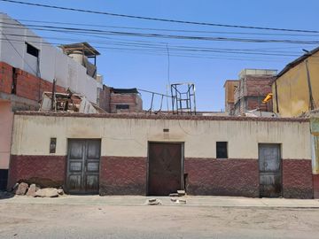 VENTA DE CASA CONSIDERADA TERRENO A UNA CUADRA DE LA AV. INDUSTRIAL FRENTE A CASA DE TAPIZ- TACNA.