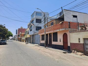 VENTA DE CASA CONSIDERADA TERRENO A UNA CUADRA DE LA AV. INDUSTRIAL FRENTE A CASA DE TAPIZ- TACNA.