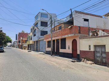 VENTA DE CASA CONSIDERADA TERRENO A UNA CUADRA DE LA AV. INDUSTRIAL FRENTE A CASA DE TAPIZ- TACNA.
