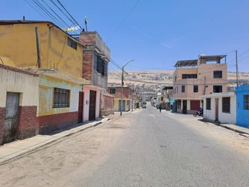 VENTA DE CASA CONSIDERADA TERRENO A UNA CUADRA DE LA AV. INDUSTRIAL FRENTE A CASA DE TAPIZ- TACNA.