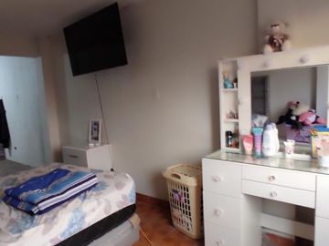 Casa en Venta de Dos Pisos En Venta Frente A Parque A.H. Bayovar S.J.L