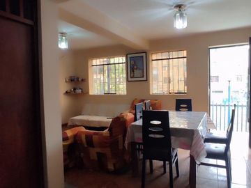 Casa en Venta de Dos Pisos En Venta Frente A Parque A.H. Bayovar S.J.L